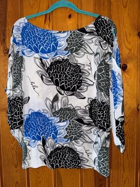 Gently Used Simply Sisters Women’s Blue, Black & White Floral Tunic Top small